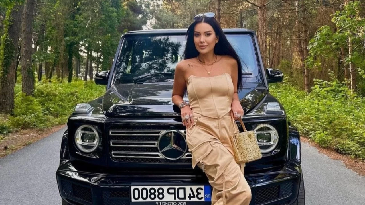 Ünlü oyuncu Dilan Polat, Boğaz'ın serin esintisinden faydalandı.