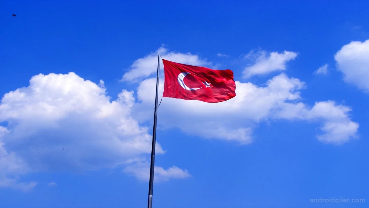 30 Ağustos Zafer Bayramı'nda bankaların ve eczanelerin açık olacağı, ancak kargoların tatil nedeniyle hizmet vermeyeceği belirtildi.