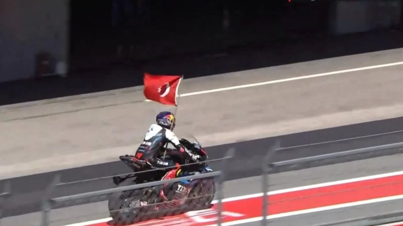Toprak Razgatlıoğlu, Superbike'ta şampiyona rekorunu kırdı ve zaferini kutlarken sıra dışı bir harekete imza attı: Yusuf Dikeç pozu vererek kutlamayı yaptı.